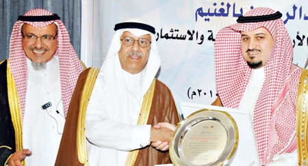 قامت الاتصالات السعودية مؤخراً بتكريم وزير الزراعة الدكتور فهد بالغنيم لدوره الفعال في دعم البيئة الزراعية في المملكة،