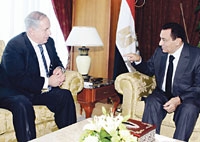 الرئيس المصري اثناء لقائه رئيس الوزراء الاسرائيلي أمس