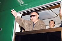 الزعيم الكوري الشمالي يلوّح من على متن قطاره المدرع في طريقه إلى الصين 