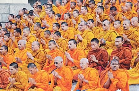 رهبان بوذيون يصلون من اجل السلام خلال لقاء في نصب النصر ببانكوك .	
