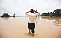 مياه الفيضانات غمرت اجزاء واسعة من مدينة ينجتان بإقليم جيانجتشي . 