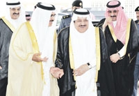 الأمير نايف خلال لقائه بالوزير البحريني	