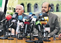موسى ابو مرزوق -يمين - وعزام الأحمد في مؤتمر صحفي مشترك عقب المحادثات