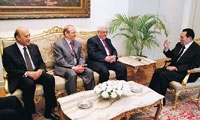  مبارك خلال لقائه مع عباس في القاهرة أمس