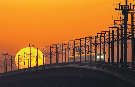  غروب الشمس في مدينة جياشينغ فى مقاطعة تشجيانغ شرق الصين بالقرب من سكة حديد.	