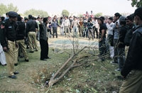 جنود وطلاب في موقع الانفجار بجامعة كراتشي