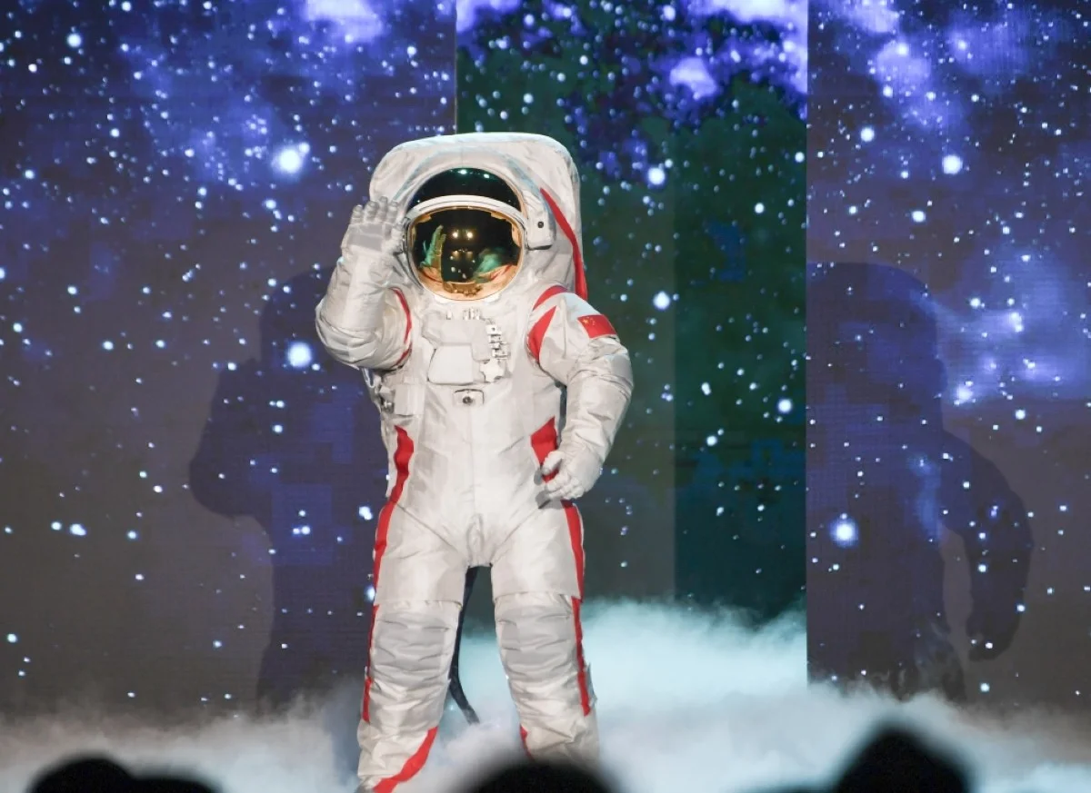China unveils moon-landing spacesuit for the first time