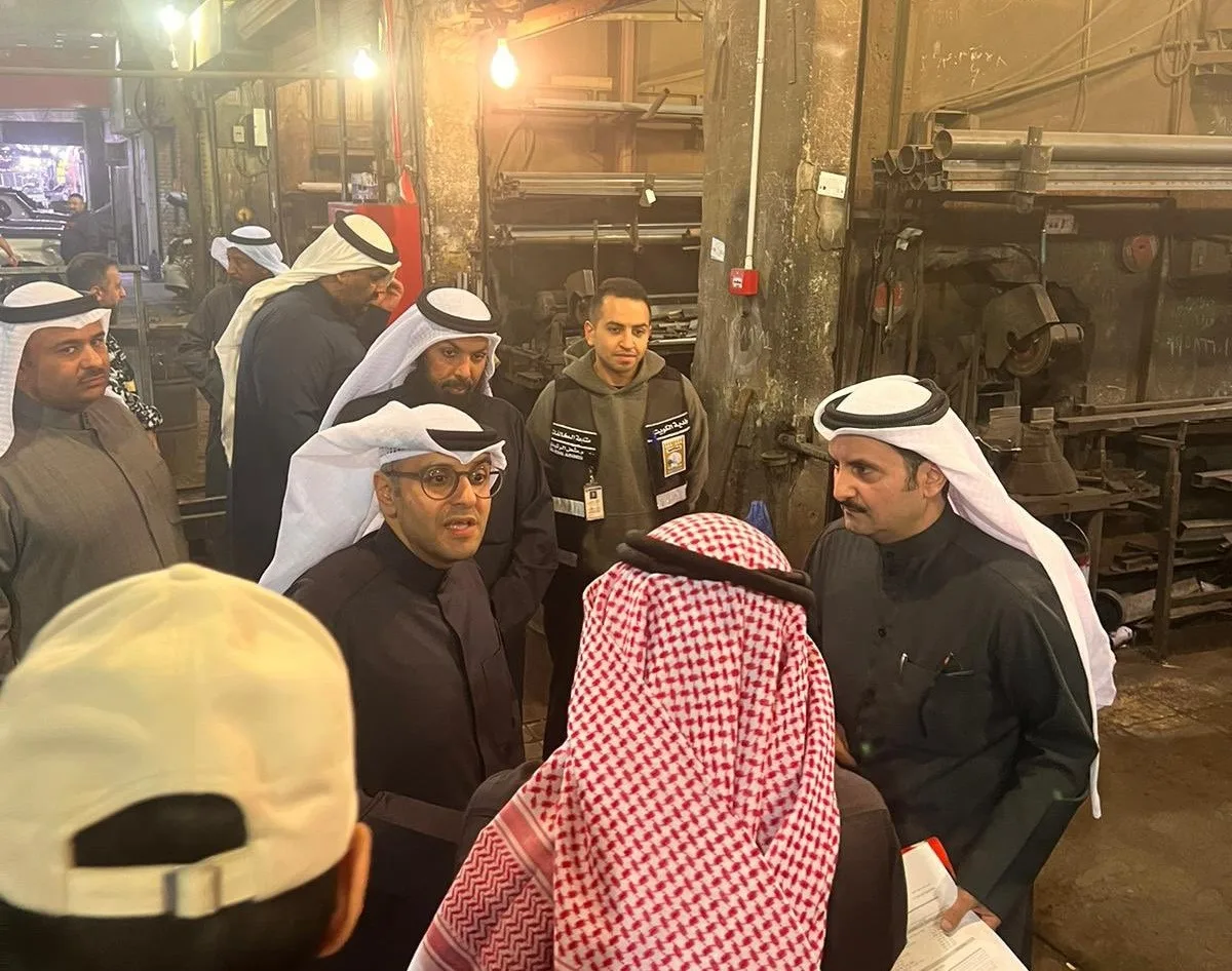 Minister of Municipality inspects Shuwaikh Industrial Area, vows no leniency for violators