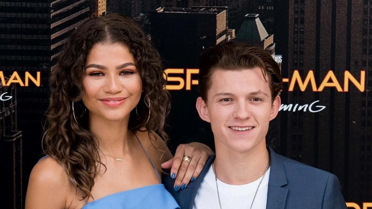 Why Hollywood’s hottest couples keeping their relationships offline