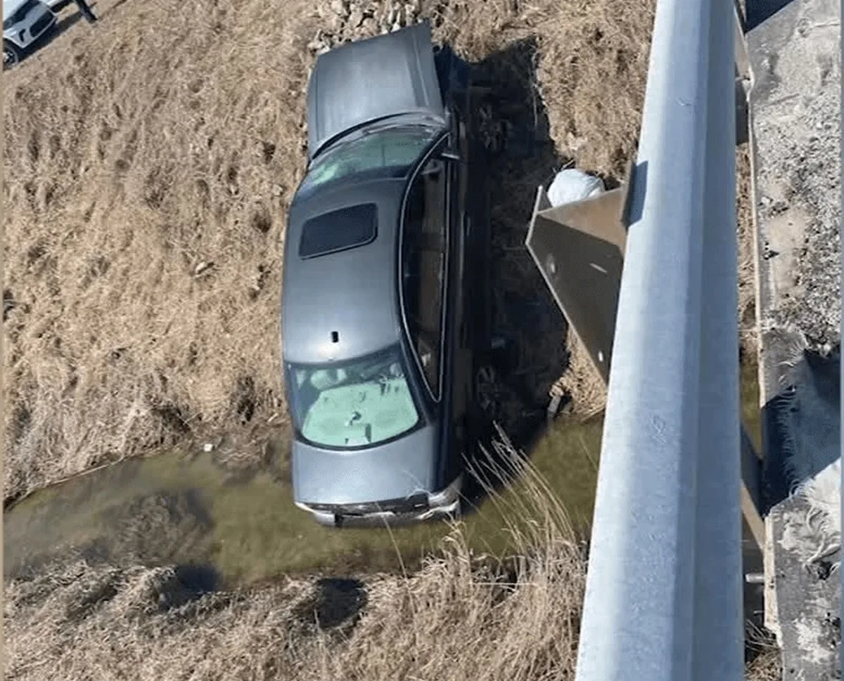 Woman trapped in crashed car survives on creek water for 6 days until rescue