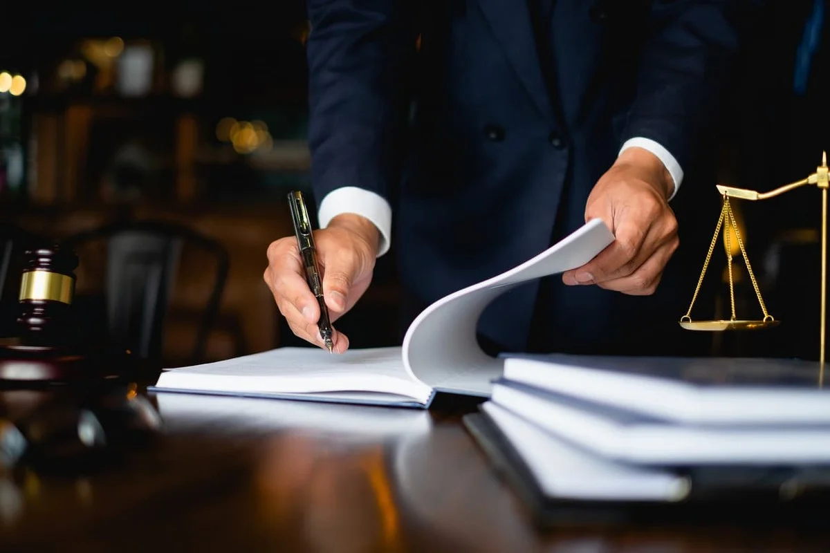 Voice Message Sparks Legal Dispute Between Lawyer and Expat Woman