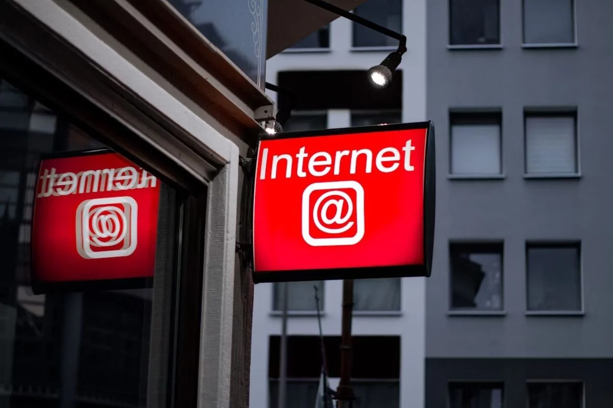 Major internet outage disrupts hundreds of popular websites
