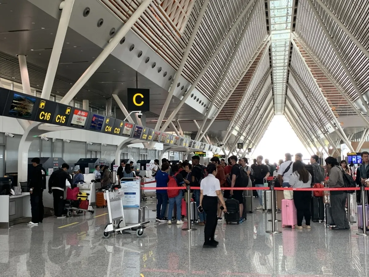 Cambodian PM officially opens kingdom's biggest airport