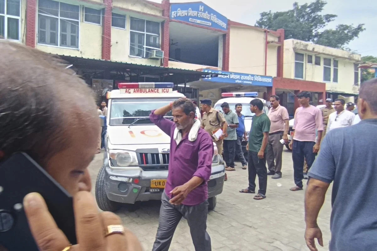 9 dead and dozens injured in crowd surge at temple in southern India