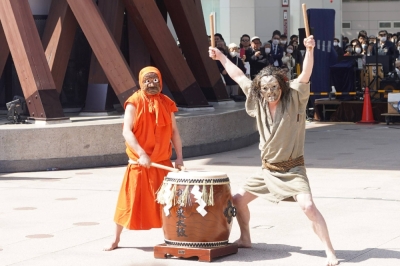 Performers play a traditional drum unique to Wajima, Ishikawa Prefecture, in the prefectural capital of Kanazawa on March 16 to mark the extension of the Hokuriku Shinkansen line to Tsuruga Station in Fukui Prefecture.