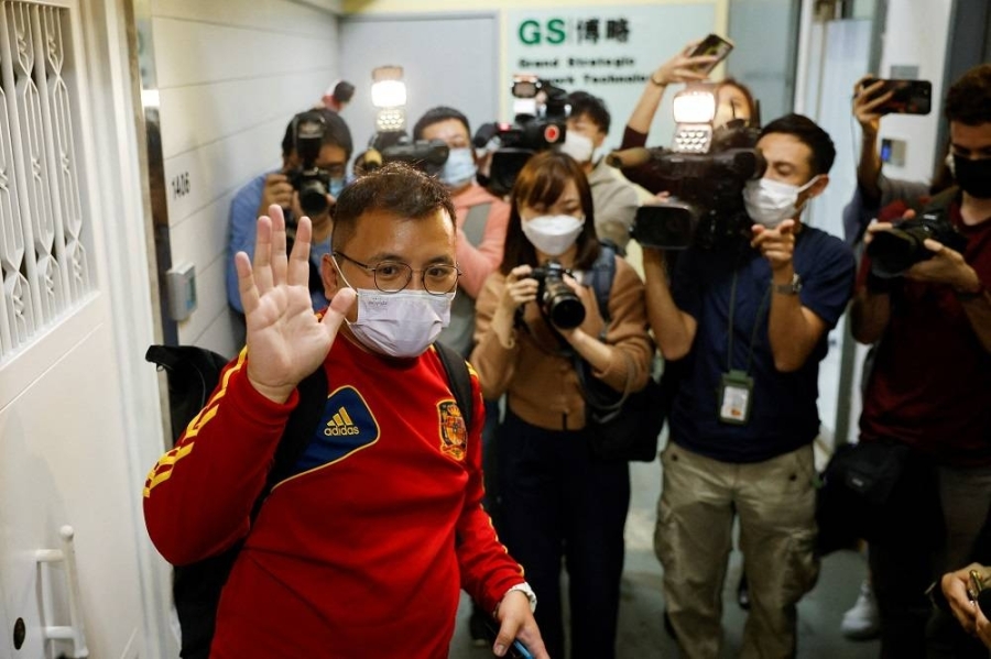 立场新闻副采访主任陈朗升周三离开办公室时向记者招手示意。他也是香港记者协会的主席。-路透社- 立场新闻副采访主任陈朗升周三离开办公室时向记者招手示意。他也是香港记者协会的主席。-路透社-