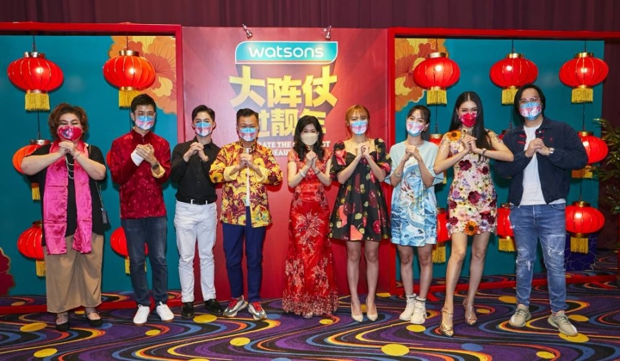 Watsons董事经理罗宝霞(中)与客户总监Danny Hoh(左4)及一众参与“大阵仗过靓年”新春广告的演员一同合影。-Watsons供图- Watsons董事经理罗宝霞(中)与客户总监Danny Hoh(左4)及一众参与“大阵仗过靓年”新春广告的演员一同合影。-Watsons供图-