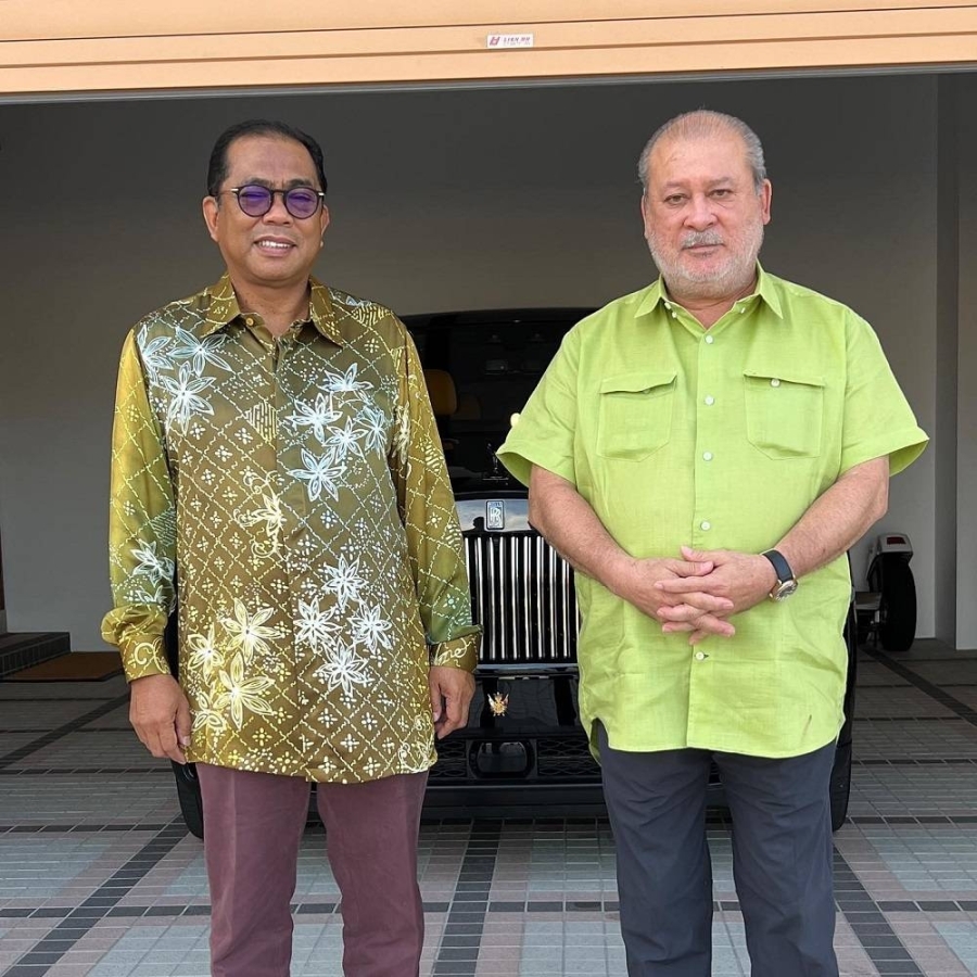 卡立诺丁(左)上载入宫觐见柔佛苏丹的照片,引起揣测。-图取自卡立诺丁面子书- 卡立诺丁(左)上载入宫觐见柔佛苏丹的照片,引起揣测。-图取自卡立诺丁面子书-