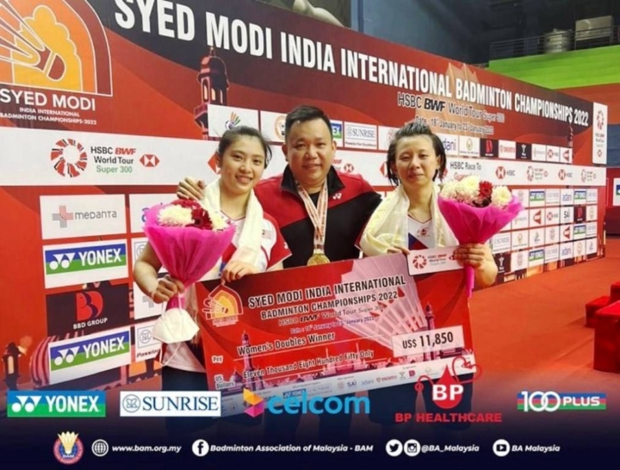 张湄鑫(左)与张清玉(右)在赛莫迪国际赛夺女双冠军后,与教练云天豪合影。-摘自马羽总脸书- 张湄鑫(左)与张清玉(右)在赛莫迪国际赛夺女双冠军后,与教练云天豪合影。-摘自马羽总脸书-