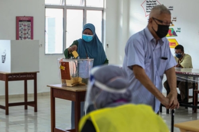 麻坡选民在设于斯里麻坡国民中学的投票站投票。-Hari Anggara摄- 麻坡选民在设于斯里麻坡国民中学的投票站投票。-Hari Anggara摄-