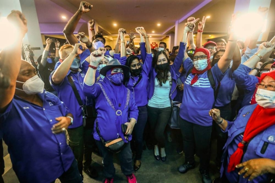 国阵党员在新山指挥中心观看非正式成绩,并狂贺赢得40席,执政柔州政府。-Hari Anggara摄- 国阵党员在新山指挥中心观看非正式成绩,并狂贺赢得40席,执政柔州政府。-Hari Anggara摄-