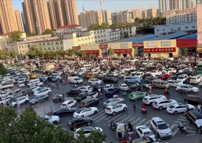 中国河南郑州周三起封城,民众周二接到消息后,立即赶往住家附近的超市、卖场购买生活必需品,连小商铺都挤满采买物资的人潮。-图取自微博- 中国河南郑州周三起封城,民众周二接到消息后,立即赶往住家附近的超市、卖场购买生活必需品,连小商铺都挤满采买物资的人潮。-图取自微博-