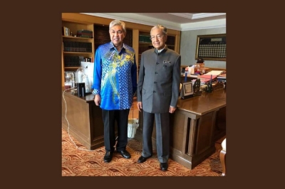 马哈迪(右)说,阿末扎希(左)来找他时,曾表明对官司缠身的忧虑。-图取自阿末扎希推特- 马哈迪(右)说,阿末扎希(左)来找他时,曾表明对官司缠身的忧虑。-图取自阿末扎希推特-