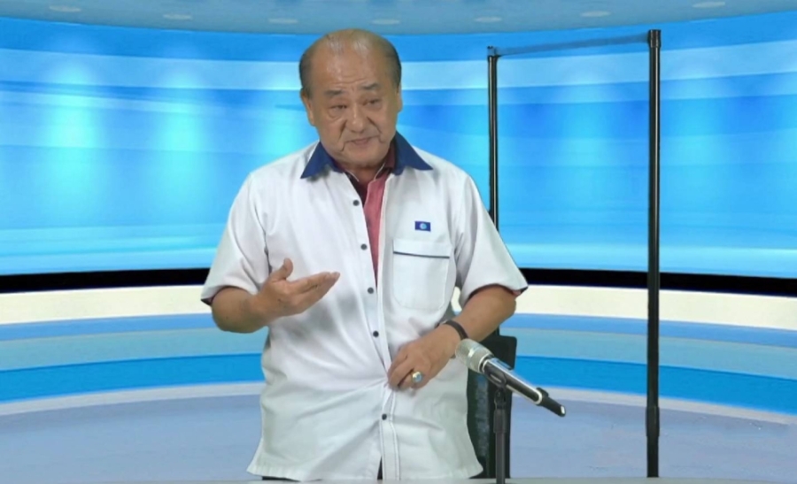 吴池池在宣布后退出马华后,随即脱下身上所穿的马华党服。-图摘自脸书- 吴池池在宣布后退出马华后,随即脱下身上所穿的马华党服。-图摘自脸书-