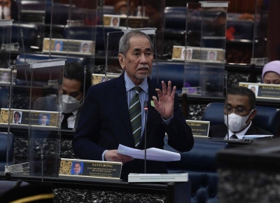 旺朱乃迪表示,内阁没有反对修宪草案,仅提出建议以进一步完善该草案。-马新社- 旺朱乃迪表示,内阁没有反对修宪草案,仅提出建议以进一步完善该草案。-马新社-