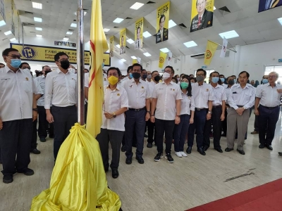 沈桂贤(中)说,有鉴于马来半岛的政治局势不稳定,因此估计今年就会举行第15届大选。-Sulok Tawie摄- 沈桂贤(中)说,有鉴于马来半岛的政治局势不稳定,因此估计今年就会举行第15届大选。-Sulok Tawie摄-