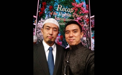 黄伟雄(右)说,他是在印度孟买2016年国际传教士培训的活动上,认识杉本恭一郎。-图取自Firdaus Wong Wai Hung面子书- 黄伟雄(右)说,他是在印度孟买2016年国际传教士培训的活动上,认识杉本恭一郎。-图取自Firdaus Wong Wai Hung面子书-