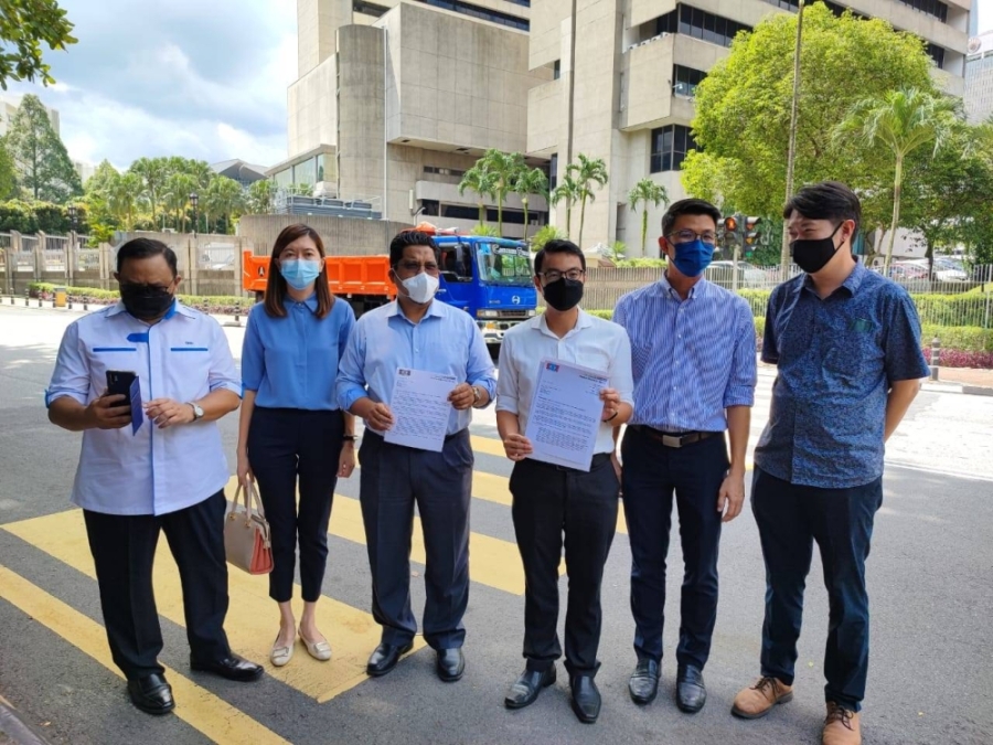 李健聪(右3)率团到国行总部,并将打击网络金融欺诈的建议书呈给国行总裁丹斯里诺珊西亚。-图源公正党- 李健聪(右3)率团到国行总部,并将打击网络金融欺诈的建议书呈给国行总裁丹斯里诺珊西亚。-图源公正党-