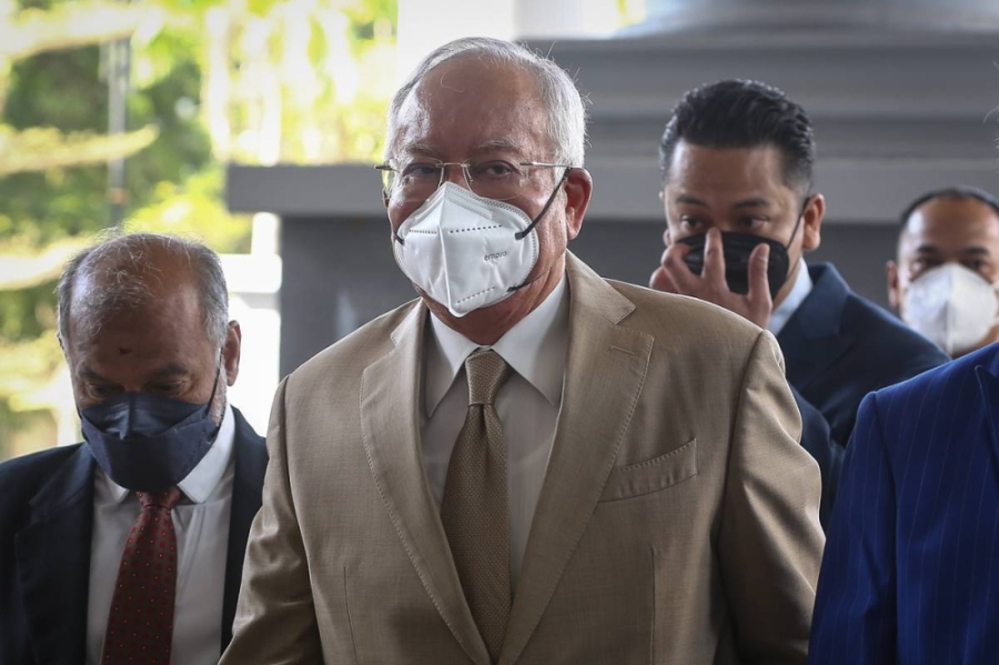 纳吉质疑慕尤丁声称出任内长时在外国抗癌,没收过UKSB的130万令吉说法。-Yusof Mat Isa摄- 纳吉质疑慕尤丁声称出任内长时在外国抗癌,没收过UKSB的130万令吉说法。-Yusof Mat Isa摄-