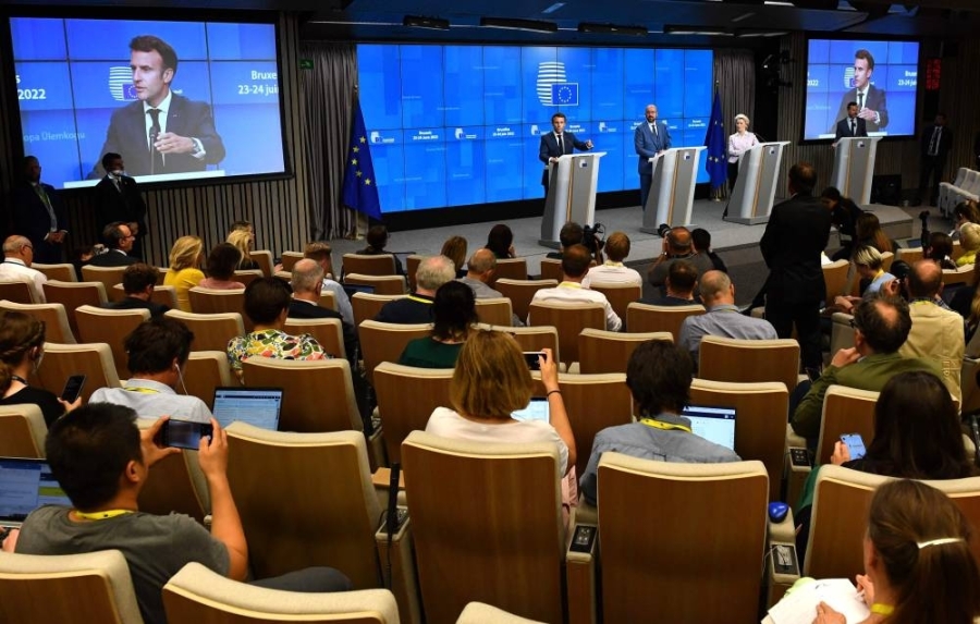 欧盟于周四正式授予乌克兰和邻国摩尔多瓦成为加入欧盟的候选国资格,这是乌克兰和欧盟都称赞为“历史性时刻”的大胆地缘政治决定。-法新社- 欧盟于周四正式授予乌克兰和邻国摩尔多瓦成为加入欧盟的候选国资格,这是乌克兰和欧盟都称赞为“历史性时刻”的大胆地缘政治决定。-法新社-