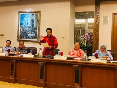 弗亚查卡希在面子书上传一张依斯汉(中)宣誓受委为巫统最高理事的照片,并发文恭贺对方。-图取自DrPuad Zarkashi面子书- 弗亚查卡希在面子书上传一张依斯汉(中)宣誓受委为巫统最高理事的照片,并发文恭贺对方。-图取自DrPuad Zarkashi面子书-