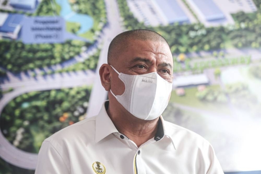 沙拉尼直言,伊党不应插手巫统党内事务,邀请巫统前最高理事达祖丁以国盟旗帜上阵,更是种挑衅。-Farhan Najib摄- 沙拉尼直言,伊党不应插手巫统党内事务,邀请巫统前最高理事达祖丁以国盟旗帜上阵,更是种挑衅。-Farhan Najib摄-