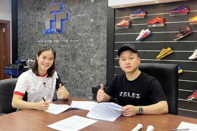 FELET国际控股有限公司市场经理张鸿洲(右)与泰国女单布莎南签约,欢迎加入FELET大家庭。-FELET提供- FELET国际控股有限公司市场经理张鸿洲(右)与泰国女单布莎南签约,欢迎加入FELET大家庭。-FELET提供-
