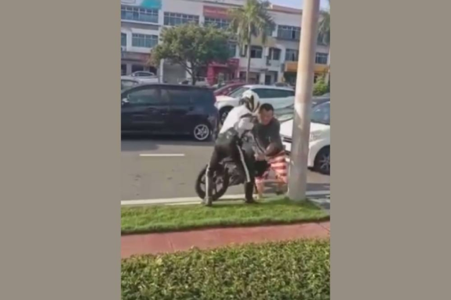 视频中,男子取回手机不果,试图取下交警的工作包,最后被交警扳倒在地。-图截自网络- 视频中,男子取回手机不果,试图取下交警的工作包,最后被交警扳倒在地。-图截自网络-