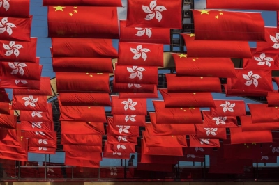 今年7月1日香港是回归25周年,香港政府与各界举办一连串庆祝活动,街区和建筑物挂上了五星旗跟香港区旗。-法新社- 今年7月1日香港是回归25周年,香港政府与各界举办一连串庆祝活动,街区和建筑物挂上了五星旗跟香港区旗。-法新社-