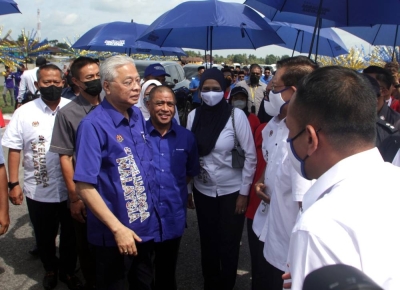 依斯迈沙比里(左3)周日在巴西沙叻为霹雳大马一家百日愿景巡回活动主持闭幕礼。-马新社- 依斯迈沙比里(左3)周日在巴西沙叻为霹雳大马一家百日愿景巡回活动主持闭幕礼。-马新社-