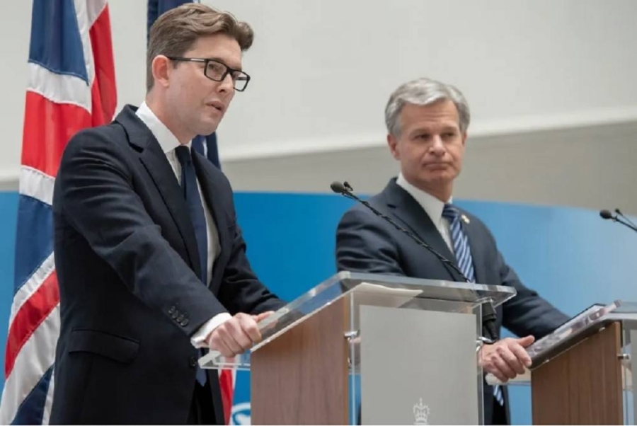 FBI局长克里斯托弗·雷和军情五处处长肯麦卡勒姆(左)周三向有意或寻求与中国做生意的西方企业示警,北京若侵台,西方在中国的投资将化为乌有。-图取自FBI- FBI局长克里斯托弗·雷和军情五处处长肯麦卡勒姆(左)周三向有意或寻求与中国做生意的西方企业示警,北京若侵台,西方在中国的投资将化为乌有。-图取自FBI-