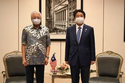 依斯迈(左)与安倍晋三(右)曾于今年初会面。-图摘自依斯迈脸书- 依斯迈(左)与安倍晋三(右)曾于今年初会面。-图摘自依斯迈脸书-