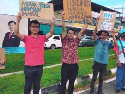 李健聪(中)因快闪抗议物价上涨活动被警方传召,并调侃道“我不知道原来为人民在物价课题上发声也是一种罪行”。-图取自Lee Chean Chung面子书- 李健聪(中)因快闪抗议物价上涨活动被警方传召,并调侃道“我不知道原来为人民在物价课题上发声也是一种罪行”。-图取自Lee Chean Chung面子书-