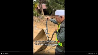 端依布拉欣亲自推着独轮手推车倒掉烂泥,但被网民调侃“作秀”。-图撷取自视频- 端依布拉欣亲自推着独轮手推车倒掉烂泥,但被网民调侃“作秀”。-图撷取自视频-