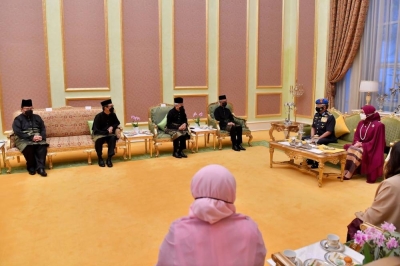 国家元首苏丹阿都拉周二(12日)在国家王宫,派遣国书予4名新任大马驻外使节。-马新社- 国家元首苏丹阿都拉周二(12日)在国家王宫,派遣国书予4名新任大马驻外使节。-马新社-