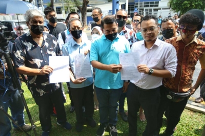 以拉菲兹(中)为首的公正党领袖前往警局报案,要求当局调查纳吉。-Ahmad Zamzahuri摄- 以拉菲兹(中)为首的公正党领袖前往警局报案,要求当局调查纳吉。-Ahmad Zamzahuri摄-