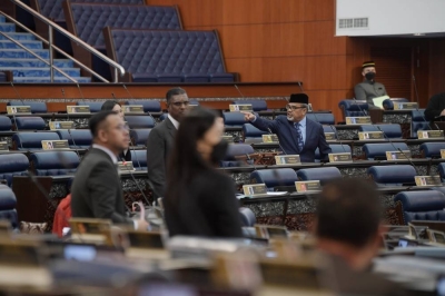 达祖丁(右)因辱骂行动党国会议员而遭反对党议员抨击,纷纷要求他道歉。-马新社- 达祖丁(右)因辱骂行动党国会议员而遭反对党议员抨击,纷纷要求他道歉。-马新社-