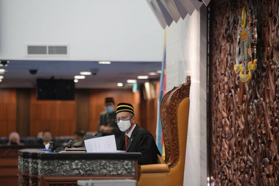 议长丹斯里阿兹哈阿兹占在记名投票完成后宣布结果,并透露缺席投票的国会议员有32人。-马新社- 议长丹斯里阿兹哈阿兹占在记名投票完成后宣布结果,并透露缺席投票的国会议员有32人。-马新社-