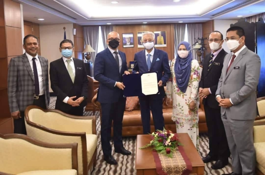 首相依斯迈沙比里(中)周三在国会颁发委任状给高等教育基金局新任主席阿比里尤索夫(左3)。-图取自巫统瓜拉尼鲁斯面子书- 首相依斯迈沙比里(中)周三在国会颁发委任状给高等教育基金局新任主席阿比里尤索夫(左3)。-图取自巫统瓜拉尼鲁斯面子书-