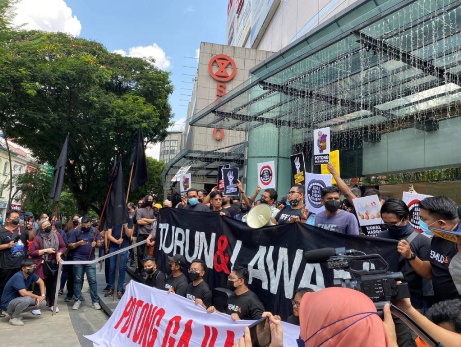 一群抗议生活成本高涨的集会者今午聚集在吉隆坡十合百货公司(SOGO)外,并一路游行至独立广场(Dataran Merdeka)。-图取自Safwan Anang面子书- 一群抗议生活成本高涨的集会者今午聚集在吉隆坡十合百货公司(SOGO)外,并一路游行至独立广场(Dataran Merdeka)。-图取自Safwan Anang面子书-